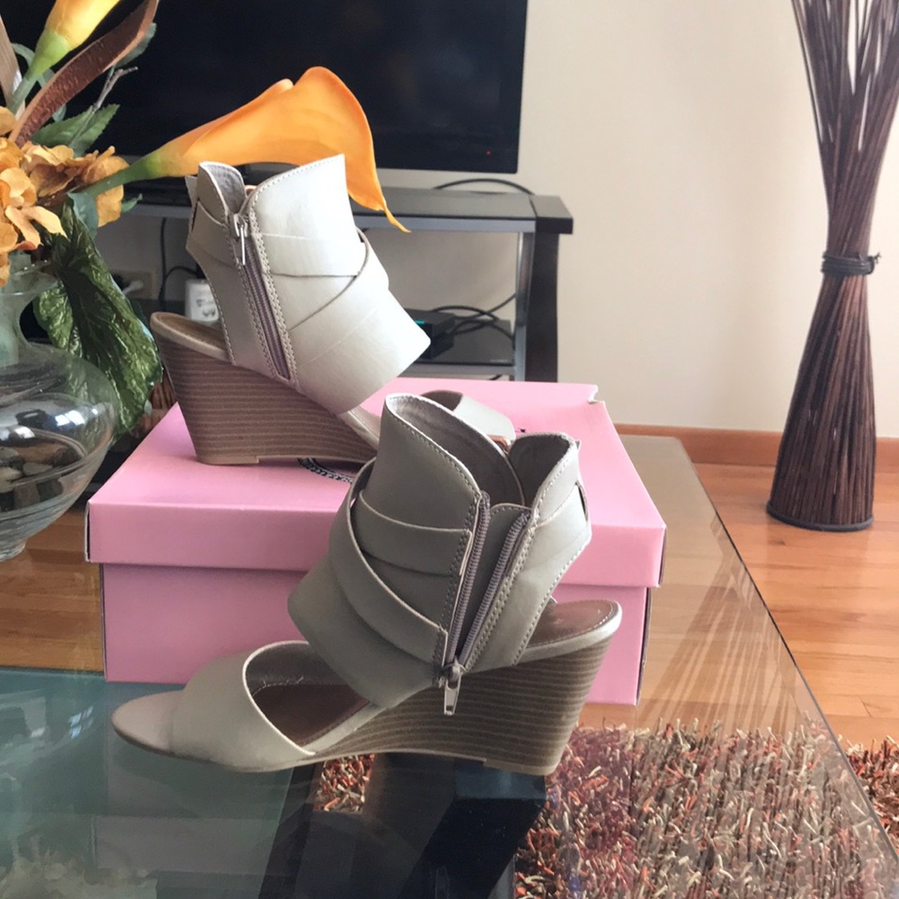 Shoes - Picture 4 of 5